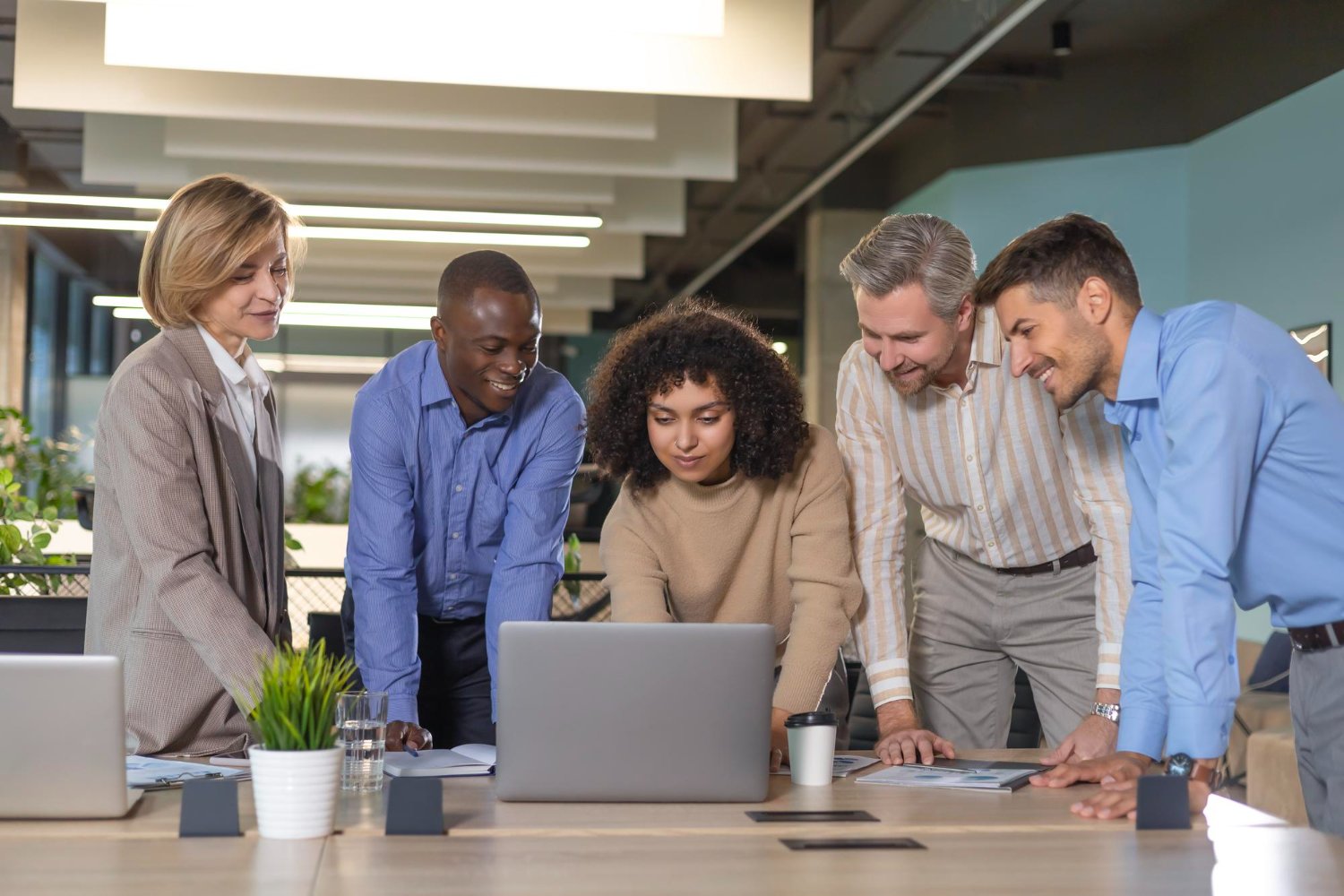 Equipa de negocios discutindo juntos planos de negocios no escritorio
