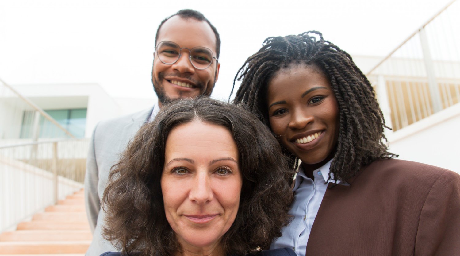 Grupo de empresarios com o lider dos empresarios em primeiro plano