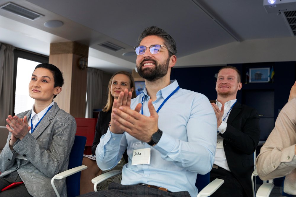 Pessoas que participam evento de negocios